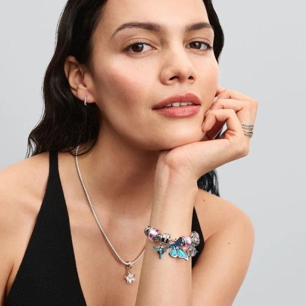 Q125_B_PDP_Model_Styled_01_Spring_1x1_RGB