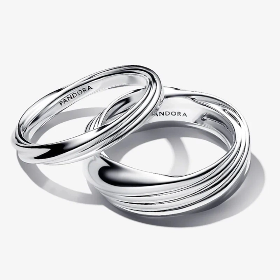 Elegant tvinnad dubbelring från Pandora Essence kollektionen i vackert sterlingsilver. Perfekt att stapla eller bära ensam för en trendig och stilfull look.