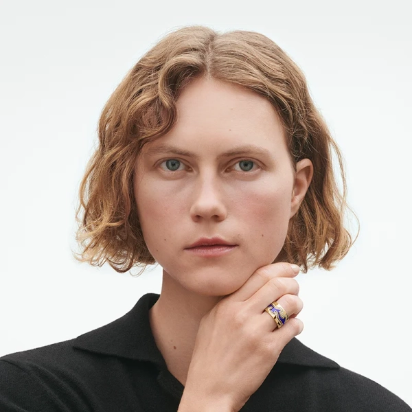 AW25_ECOM_ON-MODEL_FUSION_CENTER_RING_BLUE_20000623_20001562_20000623