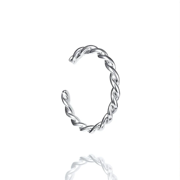 Wrapped Earcuff i silver från Efva Attling med en elegant virad design