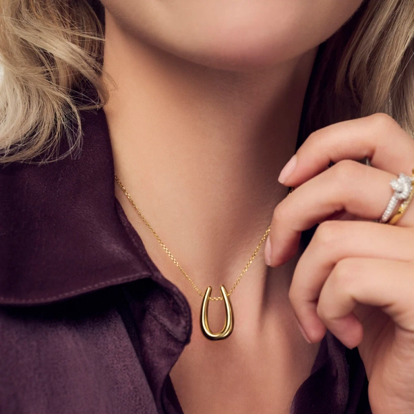 elegant och justerbart halsband i 18K guldpläterat silver med dekorativ detalj.
