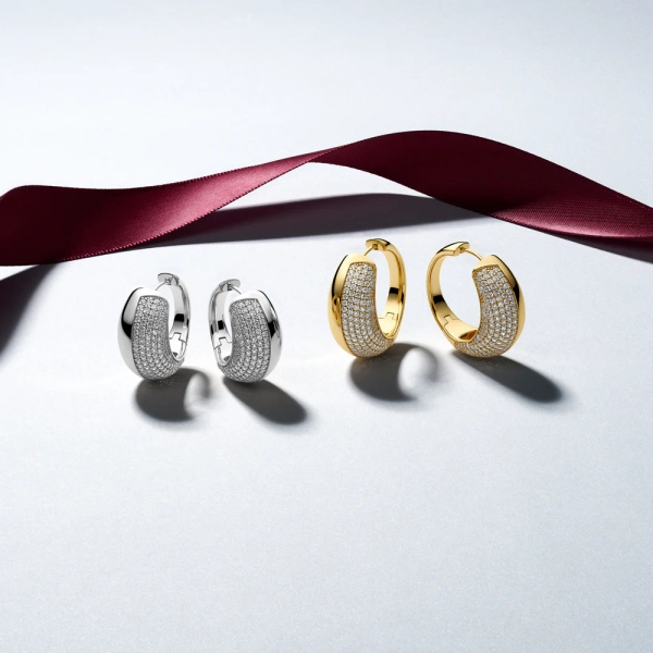 Fasano Piccolo Örhängen i silver med gnistrande Cubic Zirconia-stenar från Sif Jakobs Fasano-kollektion.