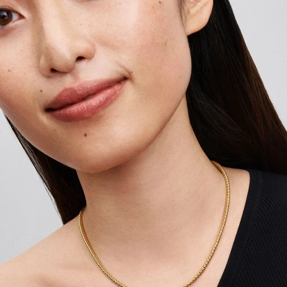 Mini Yin & Yang Glittrande Berlock Guld från Pandora Moments. Tillverkad i 14 karat guld med skimrande diamanter och polerade prickar. Symbol för harmoni och enhet.