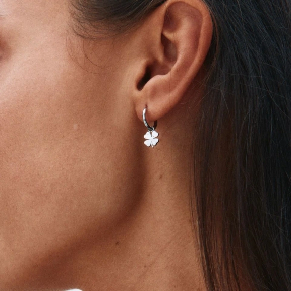 Örhängen i polerat rostfritt stål med stilren ring och avtagbart hänge format som en fyrklöver.