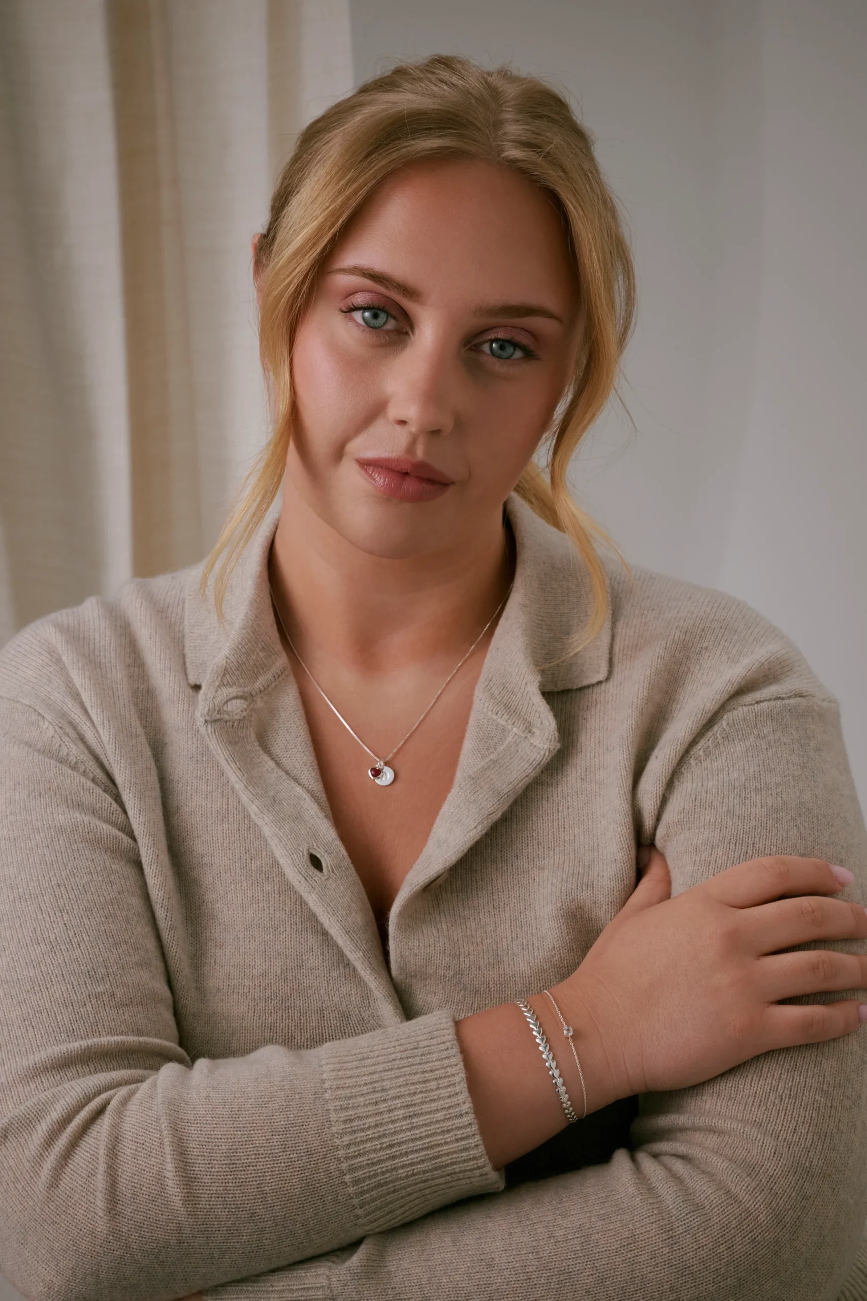 armband i återvunnet sterlingsilver med små sammanlänkade hjärtan i ett mönster