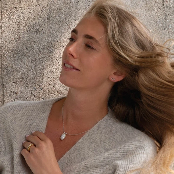 justerbar längd 40-45 cm.