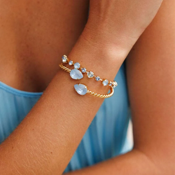 Guldpläterat Calanthe-armband med ljusblå Swarovski-kristall från Caroline Svedbom