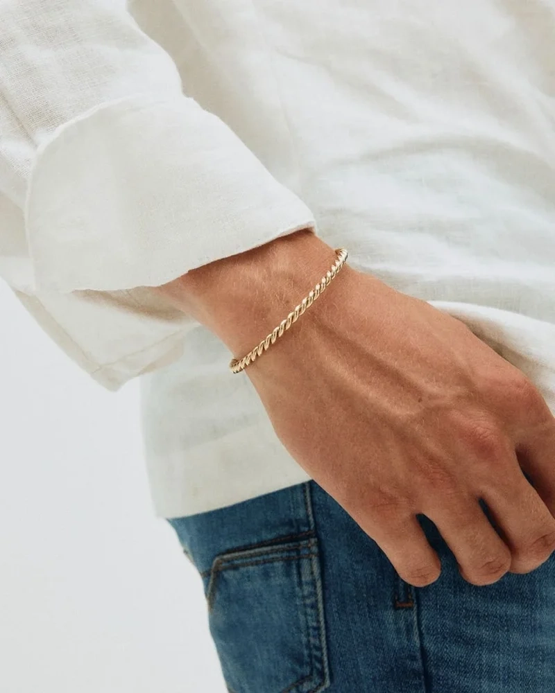 med elegant tvinnad design. Perfekt för att komplettera både vardags- och festklädsel.