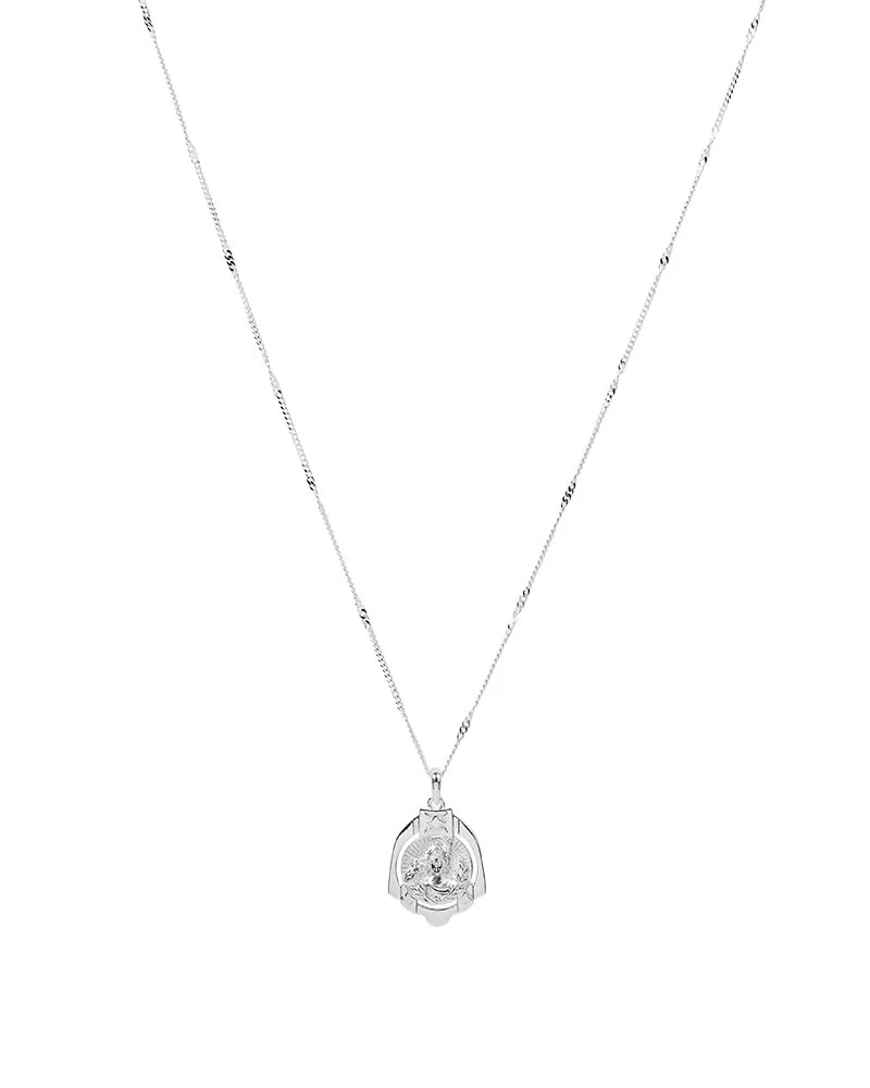 Lucky Coin Athena Halskette aus Silber von Syster P mit detailliertem Athena-Anhänger und der Gravur "Vertraue dir selbst" an einer dünnen Silberkette.