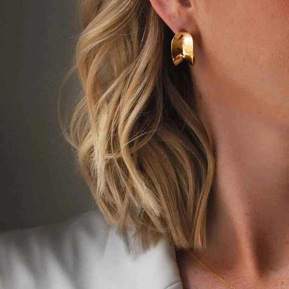 Wave Small Hoops Gold - Drakenberg Sjölin Örhängen - Snabb frakt & paketinslagning - Nordicspectra.se