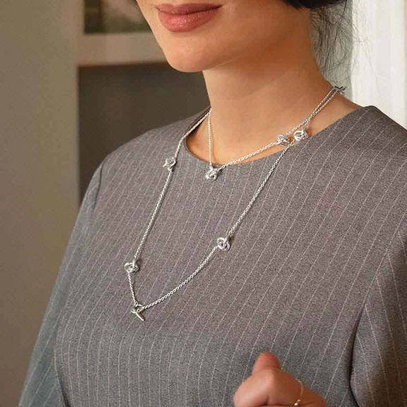 Le Knot Medium Necklace Long - Drakenberg Sjölin Halsband - Snabb frakt & paketinslagning - Nordicspectra.se