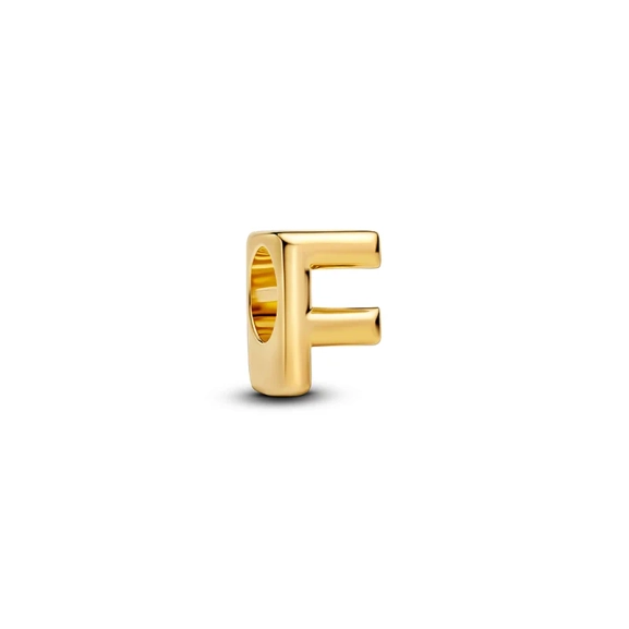 Guld bokstavsberlock från Pandora med elegant design för att skapa din personliga stil.