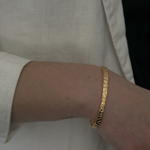 LORI Bangle Guld - Astrid & Agnes - Nordic Spectra