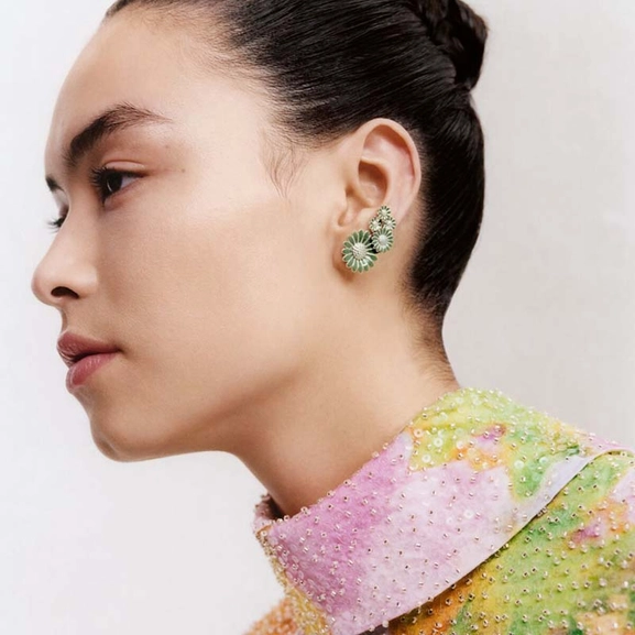 Daisy x Stine Goya Vivid Green Earcuff - Georg Jensen örhängen - Snabb frakt & paketinslagning - Nordicspectra.se