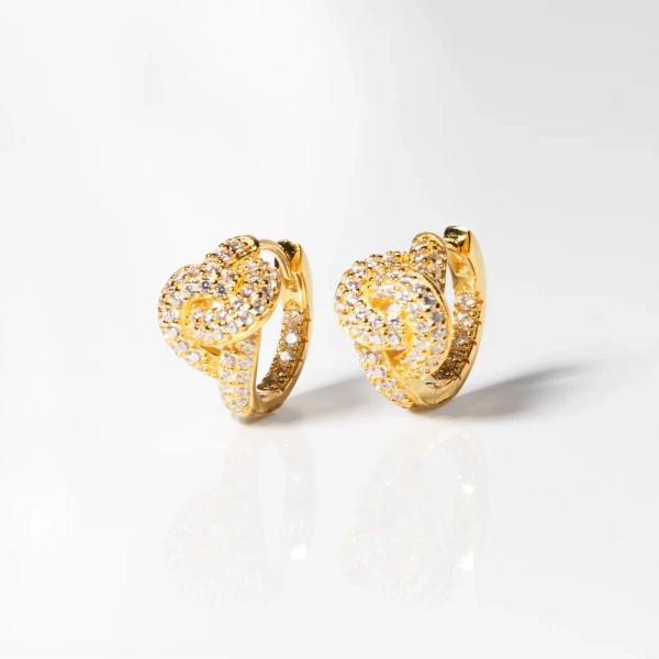 eleganta ringar i 18K guldpläterat silver med gnistrande cubic zirconia-stenar.