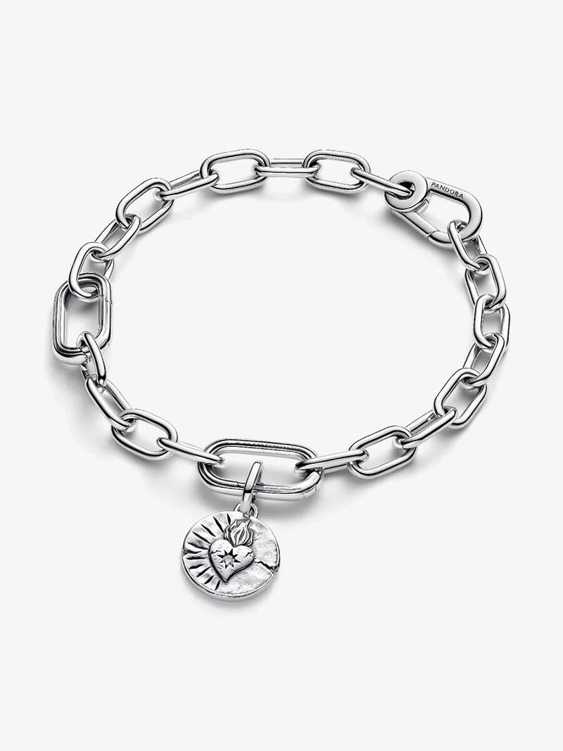 Hjärtformad Medaljong Berlock från Pandora ME med AMOR VINCIT OMNIA gravyr och Cubic Zirconia sten.