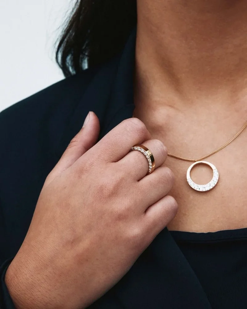 Guldfärgad ring i 14K guldpläterat stål med gnistrande cubic zirconia-stenar från Edblads Monarch-kollektion.