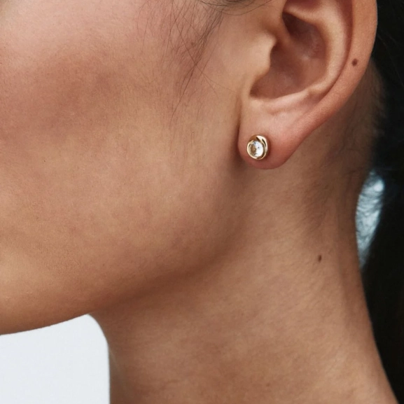 levereras handinslaget som present.