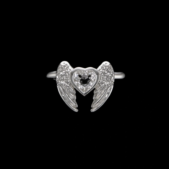 Der Ring „Inspired Heart“ aus Silber mit geflügeltem Herz und Bergkristall