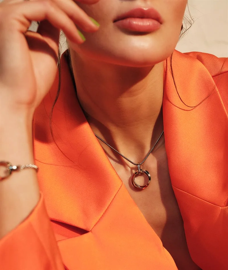 CAROLIN Kort Halsband Guld/Svart - Astrid & Agnes - Nordic Spectra