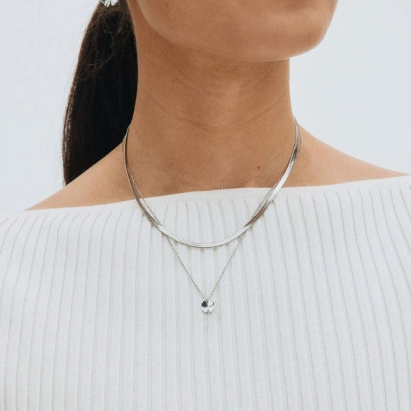 Halsband i polerat rostfritt stål med stilren fyrklöverberlock på tunn kedja från Edblads Lucky Mini-serie.