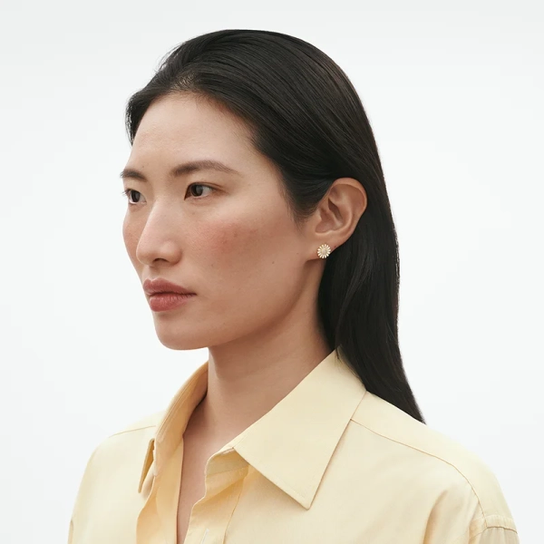 SS25_ECOM_ON-MODEL_DAISY_EARRING_20001726