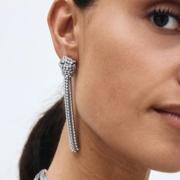 Örhängen i polerat stål med knutdesign och gnistrande cubic zirconia-stenar