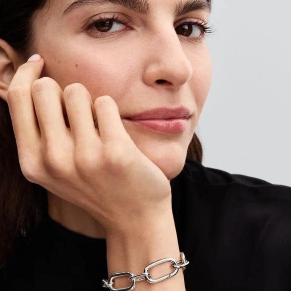 Djärvt länkkedjearmband från Pandora ME i sterlingsilver för en modig och personlig stil. Skapa ett vågat intryck med detta imponerande armband som ger en känsla av självförtroende och unikhet.