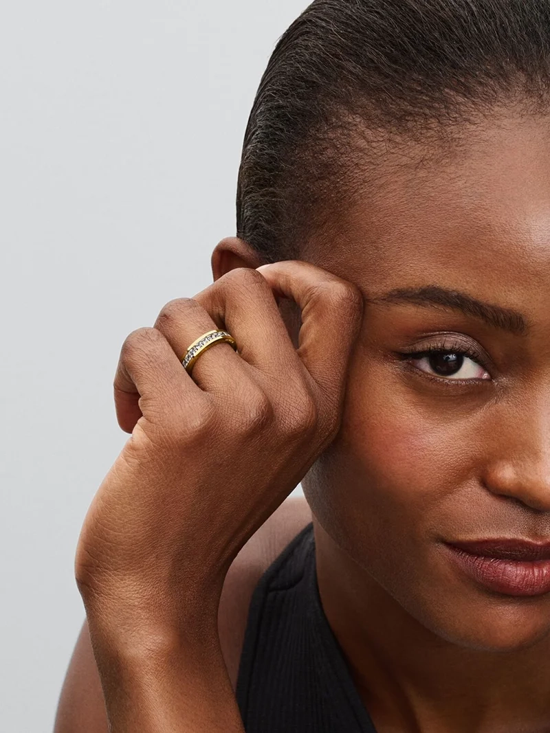 Evighetsring med Glittrande Stenar Guld från Pandora Timeless kollektionen. En gnistrande ring i 14 karat guldpläterad metallblandning. Perfekt för en fräsch twist på din stil.