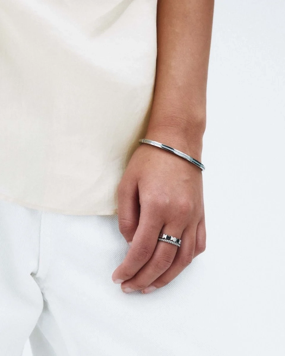 Elegant ring i polerat rostfritt stål med repinspirerat mönster från Edblad