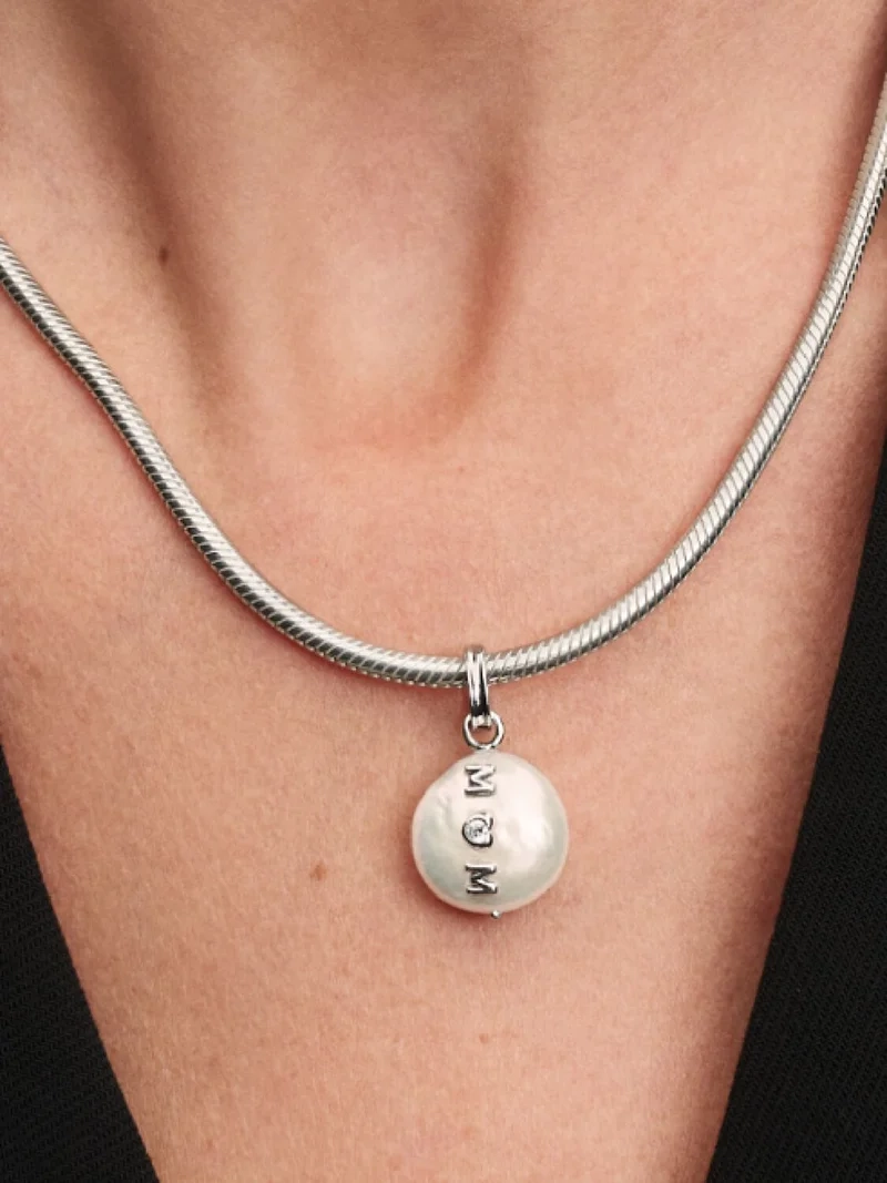 M♥M och hjärtformat "U" med gnistrande sten. En symbol för kärlek till mamma.