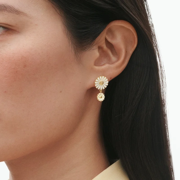 SS25_ECOM_ON-MODEL_DAISY_DOUBLE_EARRING_20001670_Close-ups