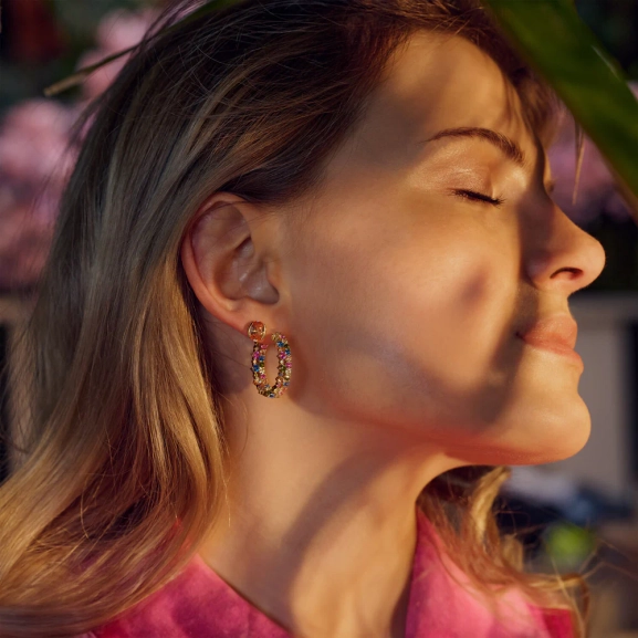 elegante kleine Ohrringe aus 18 Karat vergoldetem Silber mit funkelnden Zirkonia.