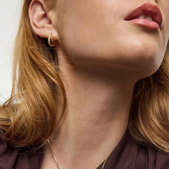 pavé-istutetuilla zirkoneilla