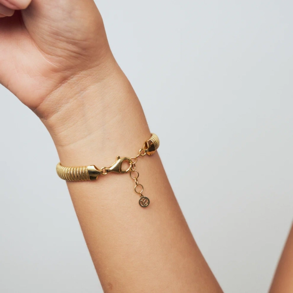 tillverkat i 18K guldpläterat silver