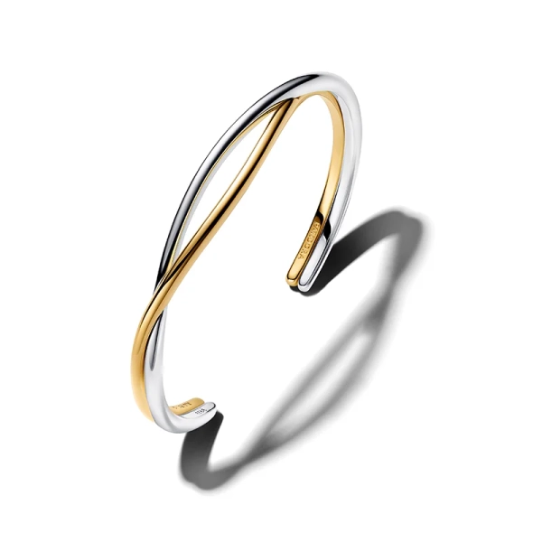 Twisted Two-Tone Bangle von Pandora Essence in Silber und 14-karätiger Goldplattierung mit organischen
