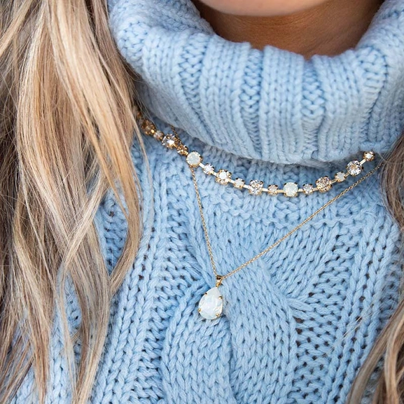 Mini Drop Necklace Gold White Opal - Caroline Svedbom - Snabb frakt & paketinslagning - Nordicspectra.se