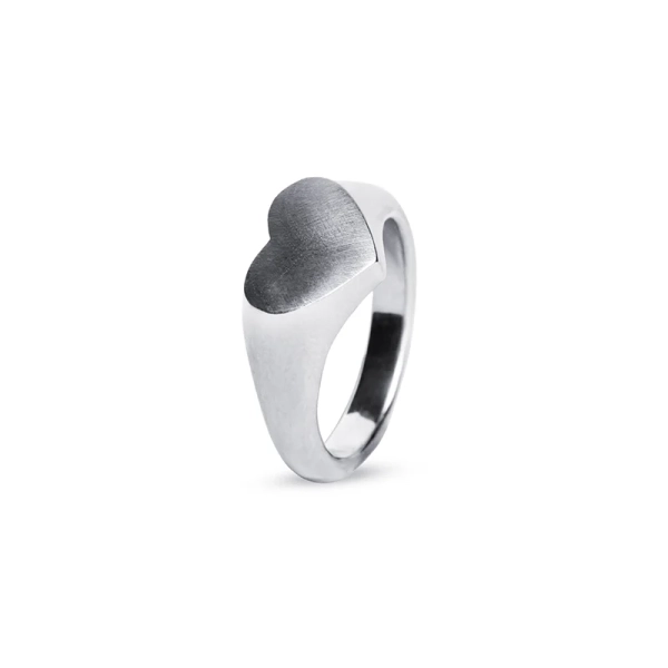 Sense Ring Silver i borstat silver med integrerat hjärta och polerade detaljer