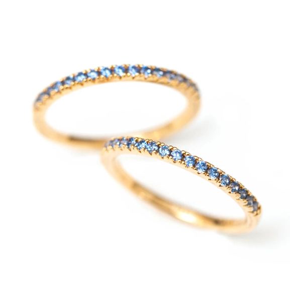 elegant och tunn ring i 18K guldpläterat silver med cubic zirconia-sten.