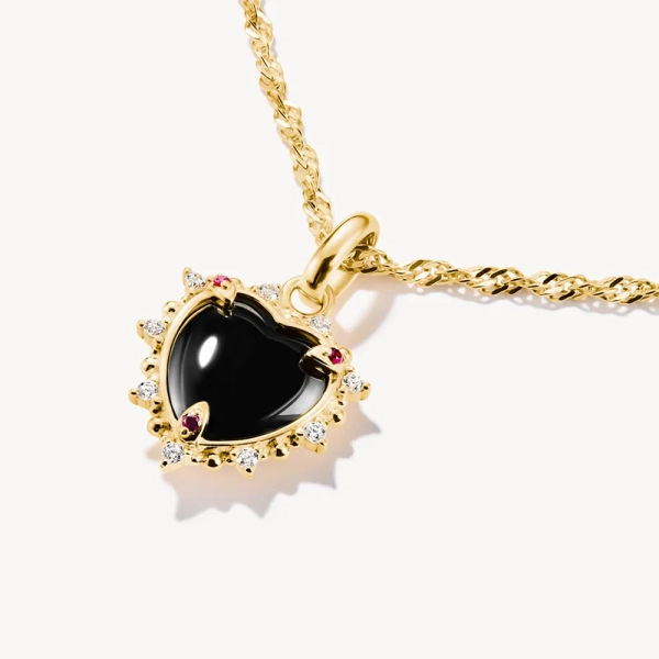 cubic zirconia och röda detaljer
