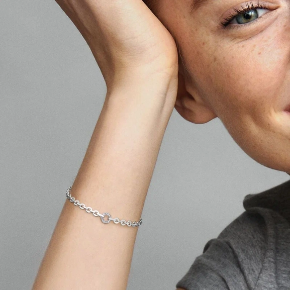 Pandora Signature Armband Med Pavéglittrande Stenar - PANDORA - Snabb leverans & paketinslagning - Nordic Spectra