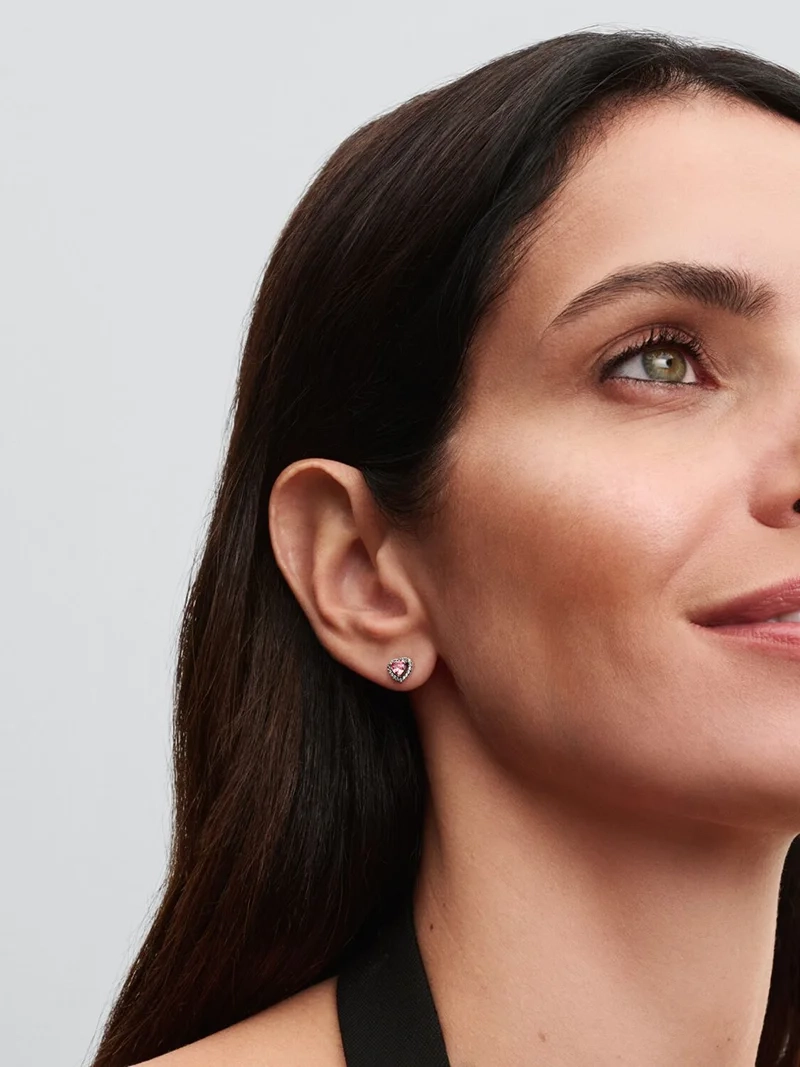 smyckade med rosa stenar och pavéinfattade detaljer. En symbol för kärlek och tacksamhet