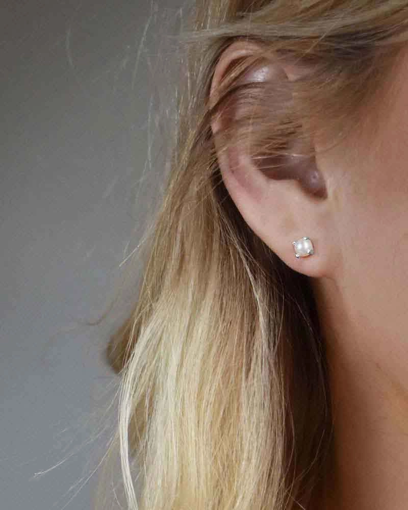 Petite Pearl Studs - Drakenberg Sjölin Örhängen - Snabb frakt & paketinslagning - Nordicspectra.se