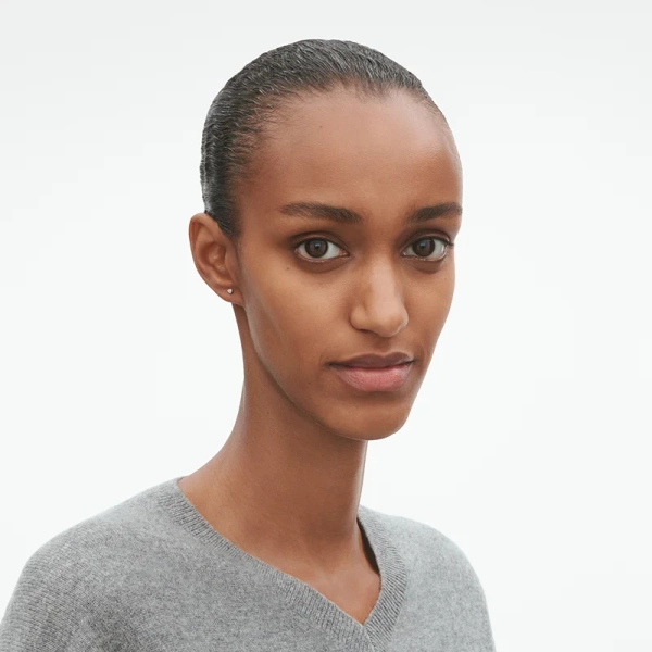 AW25_ECOM_ON_MODEL_SIGNATURE_DIAMONDS_EARSTUD_YG_20001347_1x1