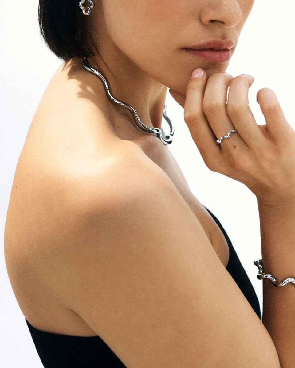 vilande mjukt mot nyckelbenen.