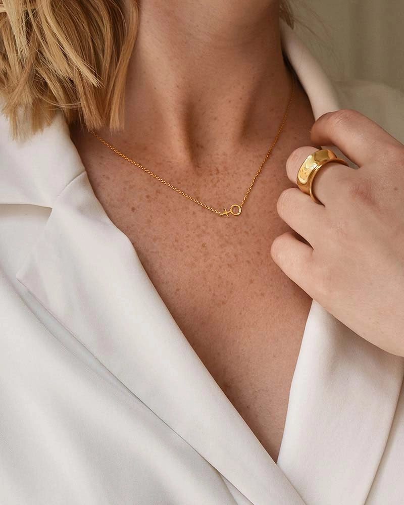 Women Unite Small Necklace Gold - Drakenberg Sjölin Halsband - Snabb frakt & paketinslagning - Nordicspectra.se