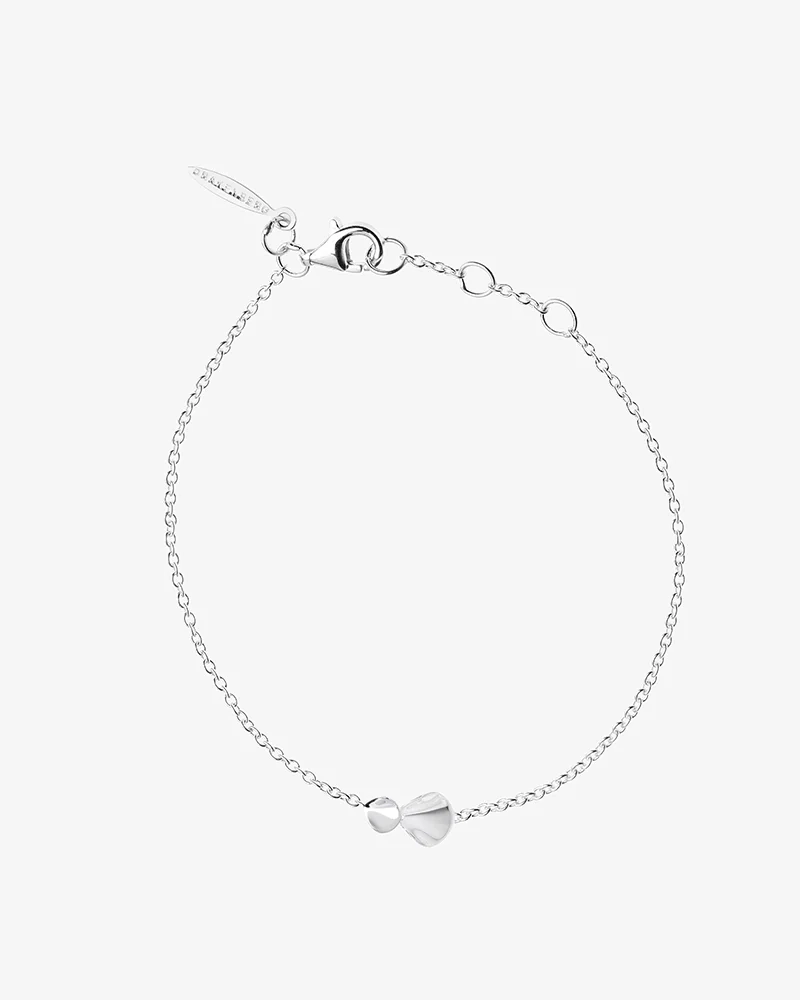 Hortensia Tropfenarmband aus Silber mit organischen Blütenblattformen