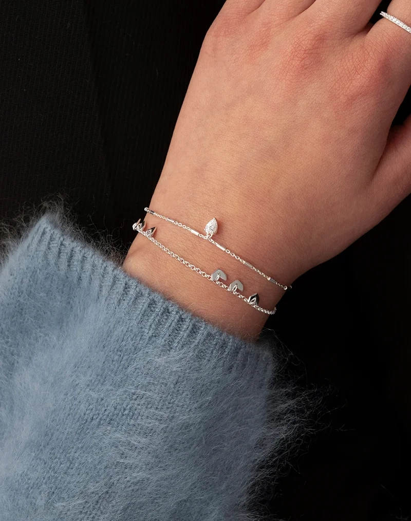 ett elegant armband i återvunnet silver med droppformad kubisk zirkon