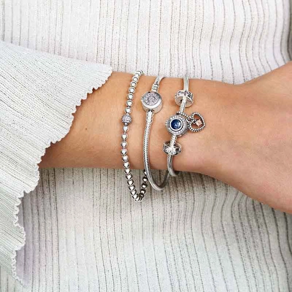 Funkelndes blaues Crown O Charm von PANDORA, Schneller Versand - Nordicspectra.de