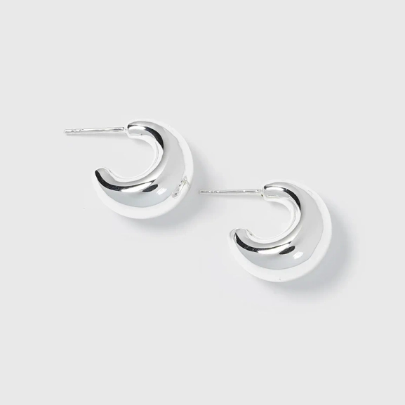 Bolded Little Sis Earrings Silver - Syster P - Snabb leverans & Gratis paketinslagning - Nordic Spectra